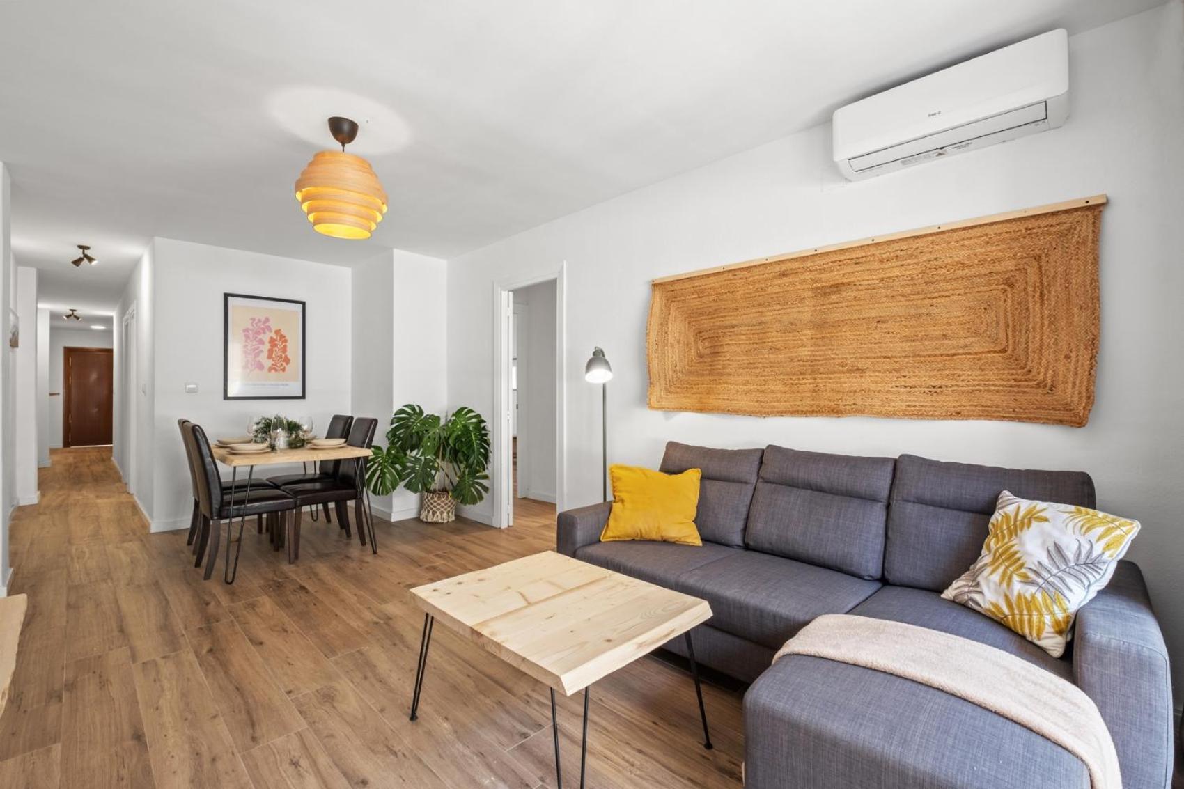 3 Dormitorios, 2 Banos Y Balcon Apartamento *