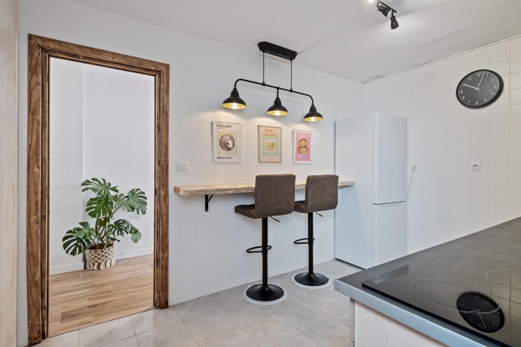 Apartamento 3 Dormitorios, 2 Banos Y Balcon *